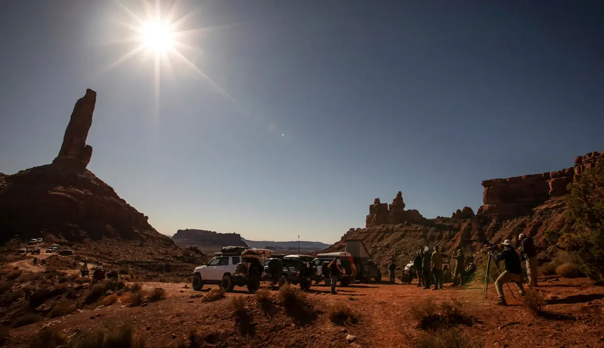 Pengunjung berkumpul untuk memotret Gerhana Matahari Cincin Api di Lembah Para Dewa di luar Monumen Nasional Bears Ears, Utah, Amerika Serikat, Sabtu (14/10/2023). Karena orbit Bulan pada Bumi agak elips, Bulan berada pada titik paling jauh (apogee) dan paling dekat (perigee) dengan Bumi pada dua titik di setiap bulannya. (Carlos Avila Gonzalez/San Francisco Chronicle via AP)