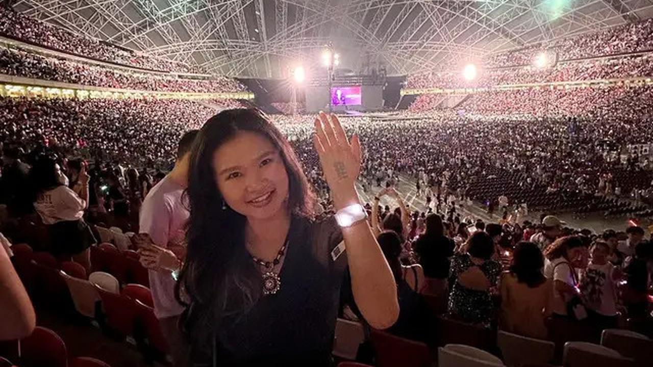 6 Potret Felicia Tissue Kenang Konser Taylor Swift di Singapura, Tepat Setahun Lalu