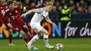 Gelandang RB Salzburg Nicolas Seiwald berebut bola dengan penyerang Bayern Munchen Thomas Mueller dalam leg pertama 16 besar Liga Champions di Red Bull Arena, Kamis dini hari WIB (17/2/2022). Bayern Munchen meraih hasil imbang 1-1 saat bertandang ke markas RB Salzburg. (AP Photo/Alexandra Beier)