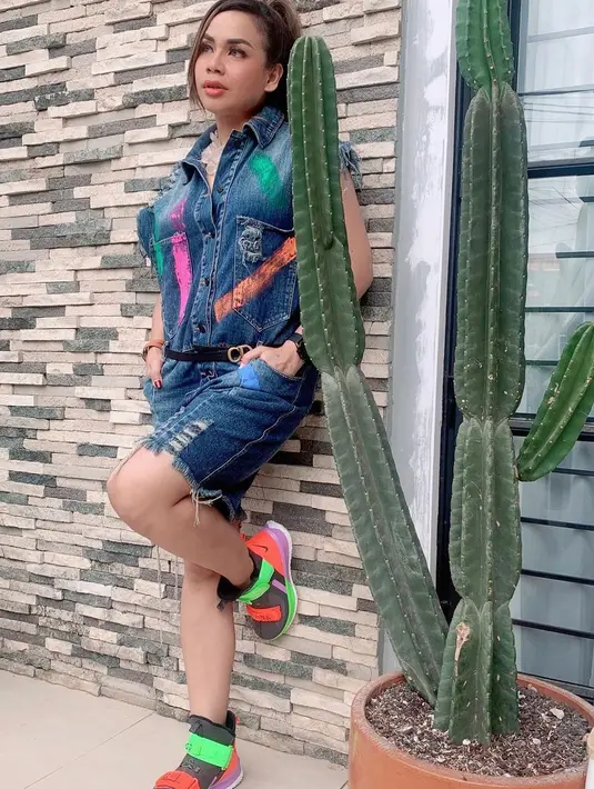 Melaney mengatakan, siapapun yang ingin survive di tengah kondisi seperti ini, harus beradaptasi dengan keadaan. "Tapi mau gimana lagi..!! Katanya 'IF U WANT TO SURVIVE.. ADAPT!'" ungkapnya. (Instagram/melaney_ricardo)