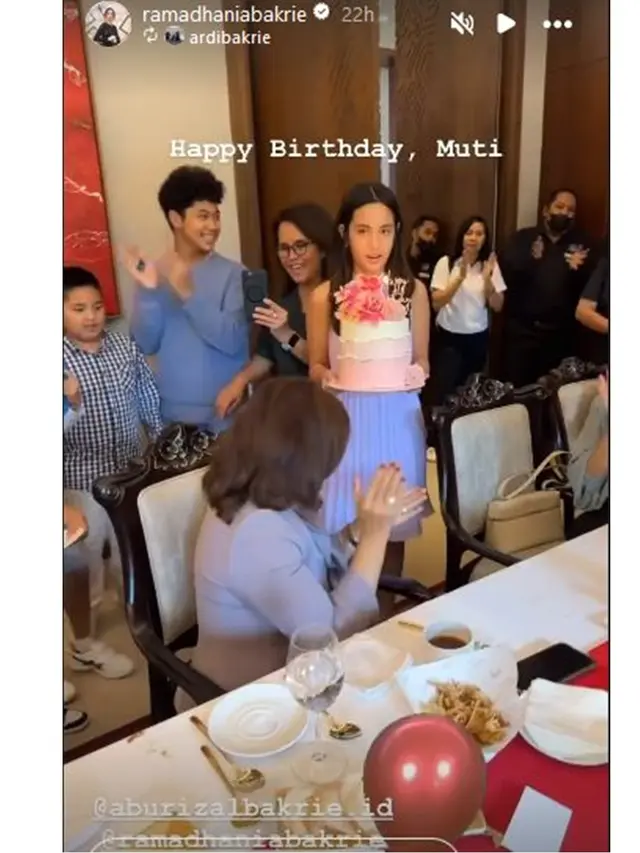 6 Potret Perayaan Ultah Ibu Mertua Nia Ramadhani, Mikhayla Jadi Pembawa Kue