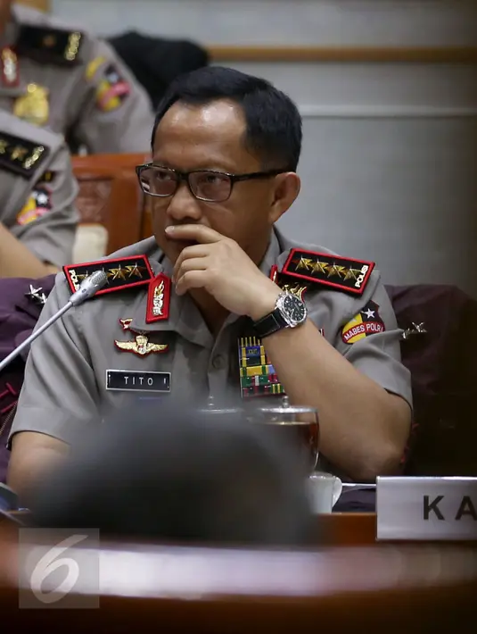 Kapolri Jenderal Tito Karnavian saat rapat dengan Komisi III di Gedung Parlemen Senayan, Jakarta, Senin (5/12). Rapat juga membahas kelanjutan kasus Buni Yani, dan penangkapan aktivis HMI pasca bentrok 4 November 2016 lalu. (Liputan6.com/Johan Tallo)
