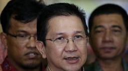 President Director, PT Riau Andalan Pulp and Paper Tony Wenas menjawab pertanyaan wartawan usai rapat tertutup di Kementerian LHK Jakarta, Jumat (9/9). (Liputan6.com/Johan Tallo)