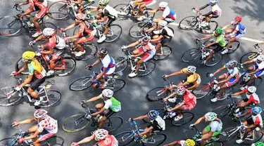 Sejumlah pebalap sepeda memacu sepedanya ketika melewati tanjakan Gombel pada &quot;Speedy Tour de Indonesia&quot; 2011 etape V di Semarang, Jateng, Kamis (6/10). (Antarafoto)