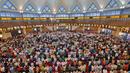 Umat muslim Malaysia melaksanakan salat Idul Fitri 1439 H di Kuala Lumpur, Malaysia, Jumat, (15/6). (AP Photo/Vincent Thian)