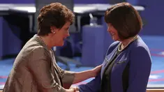 Anne Holton berjabat tangan dengan Karen Pence menjelang dimulainya debat cawapres AS di Longwood University, Virginia, Selasa (4/10). Debat yang mempertemukan dua cawapres AS, Tim Kaine dan Mike Pence berlangsung cukup tegang. (AFP/Mark Wilson)