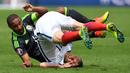 Jamie Vardy (kanan)  bertabrakan dengan pemain Wales, Ashley Williams pada laga Euro 2016 grup B di Stadion Bollaert-Delelis, Lens, Kamis (16/6/2016). (AFP/Paul Ellis)