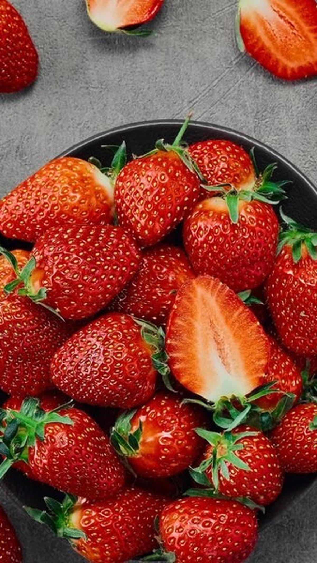 4. Stroberi Santa<br>Memiliki aroma harum dan enak, cocok untuk pecinta buah dengan tekstur lebih keras.