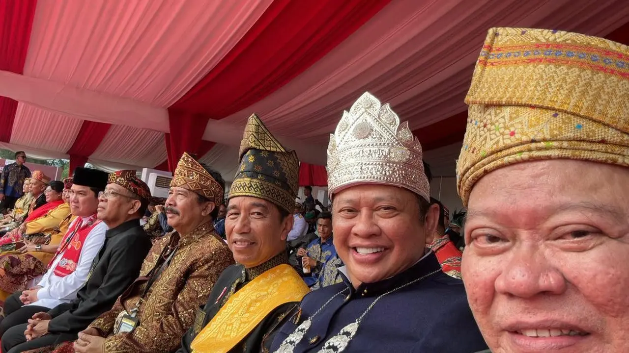 Ketua DPD RI AA LaNyalla Mahmud Mattalitti berfoto selfie bersama Ketua MPR bambang Soesatyo dan Presiden Jokowi saat Upacara Hari Kelahiran Pancasila. (Istimewa)