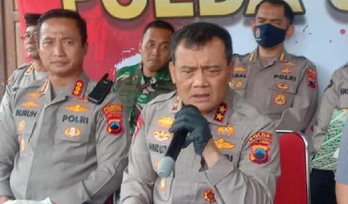"Ya jelas dong (lepas jabatan jika diusung)," katanya.<br>