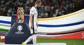 Penyerang Inggris, Harry Kane usai menerima medali perak di akhir pertandingan final Euro 2024 di Olympiastadion, Berlin pada 14 Juli 2024. (JAVIER SORIANO/AFP)