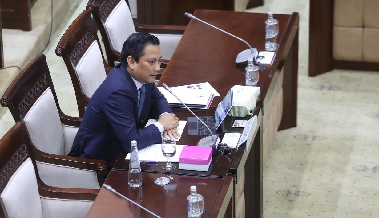 Dua kandidat yang tersingkir, yakni Kepala Departemen Kebijakan Sistem Pembayaran Bank Indonesia, Dicky Kartikoyono dan Solikin M. Juhro yang merupakan Kepala Departemen Kebijakan Makroprudensial Bank Indonesia. Tampak dalam foto, Wakil Menteri Keuangan yang juga Calon Deputi Gubernur Bank Indonesia, Thomas Djiwandono saat mengikuti uji kelayakan dan kepatutan di ruang Komisi XI Dewan Perwakilan Rakyat Republik Indonesia di Kompleks Parlemen, Senayan, Jakarta, Senin (26/1/2026). (Merdeka.com/Arie Basuki)