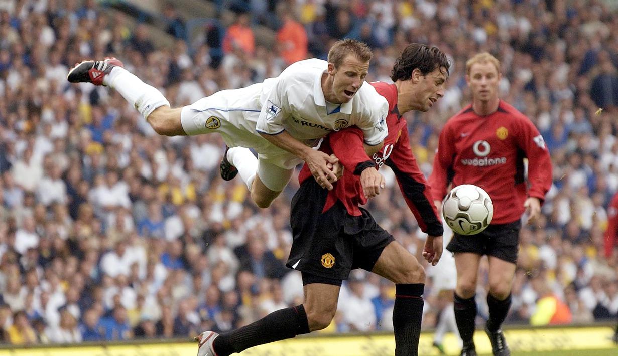 Lee Bowyer. Gelandang Inggris yang kini berusia 45 tahun dan telah pensiun pada Juli 2012 bersama Ipswich Town ini pernah membela Leeds United pada 1996/1997 hingga tengah musim 2002/2003. Liverpool pun tertarik mendatangkannya pada awal musim 2002/2003, namun proses transfernya menjadi berlarut-larut dan akhirnya buntu akibat protes para suporter Liverpool yang tidak menginginkan sang pemain karena pernah terlibat kasus rasisme. Pada tengah musim 2002/2003 Lee Bowyer akhirnya berlabuh ke West Ham United. (AFP/Paul Barker)