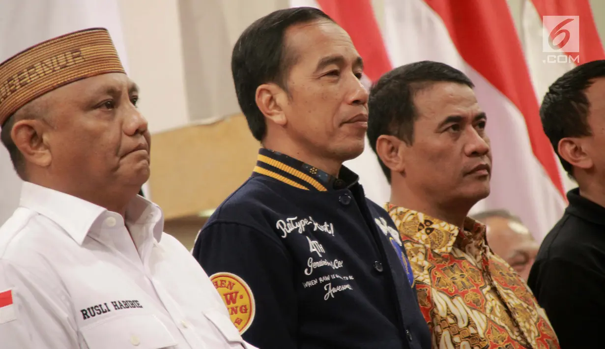 Capres nomor 01 Joko Widodo menghadiri acara silaturahmi dengan relawan dan Tim Kampanye Daerah di Gorontalo, Kamis (28/2). Acara dihadiri para caleg daerah dari partai pendukung pasangan Jokowi-Ma'ruf dan para relawan. (Liputan6.com/Arfandi Ibrahim)