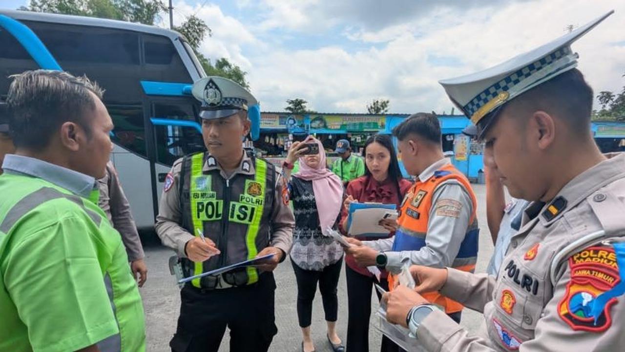 Polres Madiun Gencar Periksa Kelaikan Bus di Terminal Purboyo Jelang Angkutan Lebaran