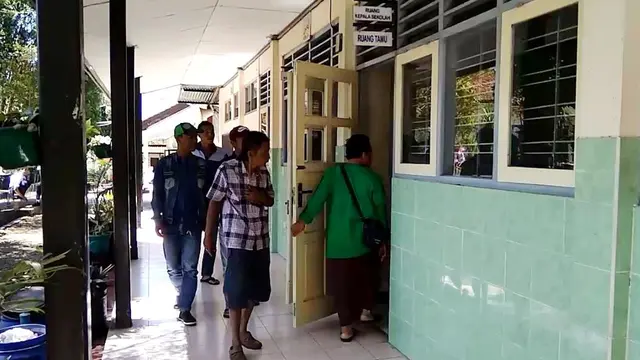 Orang tua mendatangi sekolah untuk menuntut pertanggungjawaban guru yang diduga menganiaya siswa. (Foto: Liputan6.com/Muhamad Ridlo)