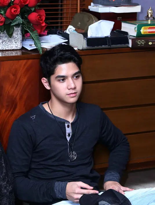 "Kita masih saling menyembunyikan satu sama lain. Tapi sama-sama saling tahu," ujar Maia menyambung reaksi lucu Al Ghazali. Anak lelakinya yang satu ini memang digandrungi banyak wanita. (Nurwahyunan/Bintang.com) 