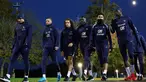 Pemain tim nasional Prancis WIlliam Saliba, Adrien Rabiot, Matteo Guendouzi, Dayot Upamecano, Warren Zaire Emery dan Randal Kolo Muani (kiri ke kanan) tiba untuk mengikuti sesi latihan di Clairefontaine-en-Yvelines pada 11 November 2024. (FRANCK FIFE/AFP)