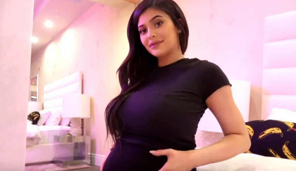 "Sepertinya bukanlah sebuah kejutan jika Kylie Jenner akan memberikan Stormi adik dalam waktu dekat," ujar sumber. (Youtube)