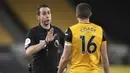 Bek merangkap kapten tim Wolverhampton Wanderers, Conor Coady berdebat dengan wasit David Coote saat menghadapi Leeds United dalam laga Lanjutan Liga Inggris 2020/21 pekan ke-25 di Molineux Stadium, Jumat (19/2/2021). Wolverhampton menang 1-0 atas Leeds. (AP/Alex Pantling/Pool)