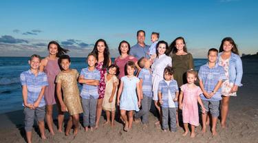 Punya 16 Anak Keluarga Ini Habiskan Hampir Rp 10 Juta Hanya Untuk Makan Lifestyle Fimela Com Mereka disebut telah menolak menjual foto anak mereka yang ketiga meski tawaran mencapai jutaan dolar. punya 16 anak keluarga ini habiskan