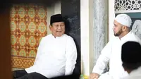 Ketua Umum Partai Gerindra Prabowo Subianto bersilaturahmi lebaran ke kediaman Habib Syech bin Abdul Qodir Assegaf di Solo. (Foto: Dokumentasi DPP Gerindra).