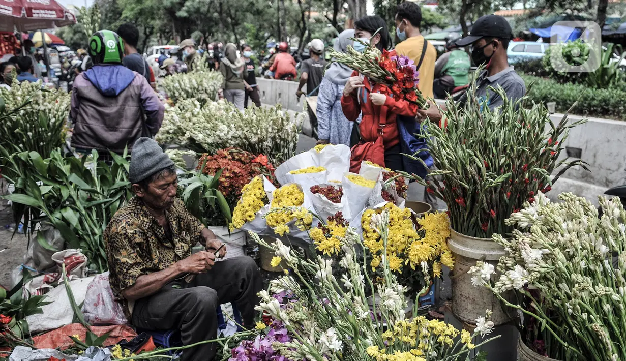Pedagang bunga hias menunggu pembeli di Pasar Petak Sembilan, Jakarta, Kamis (11/2/2021). Membeli bunga hias merupakan salah satu tradisi warga keturunan Tionghoa dalam perayaan Tahun Baru Imlek. (merdeka.com/Iqbal S. Nugroho)