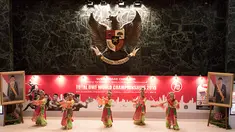 Penampilan tarian daerah membuka acara jamuan makan malam jelang Kejuaraan Dunia BWF 2015 di Balai Kota, Jakarta, Sabtu (8/8/2015). (Bola.com/Vitalis Yogi Trisna)