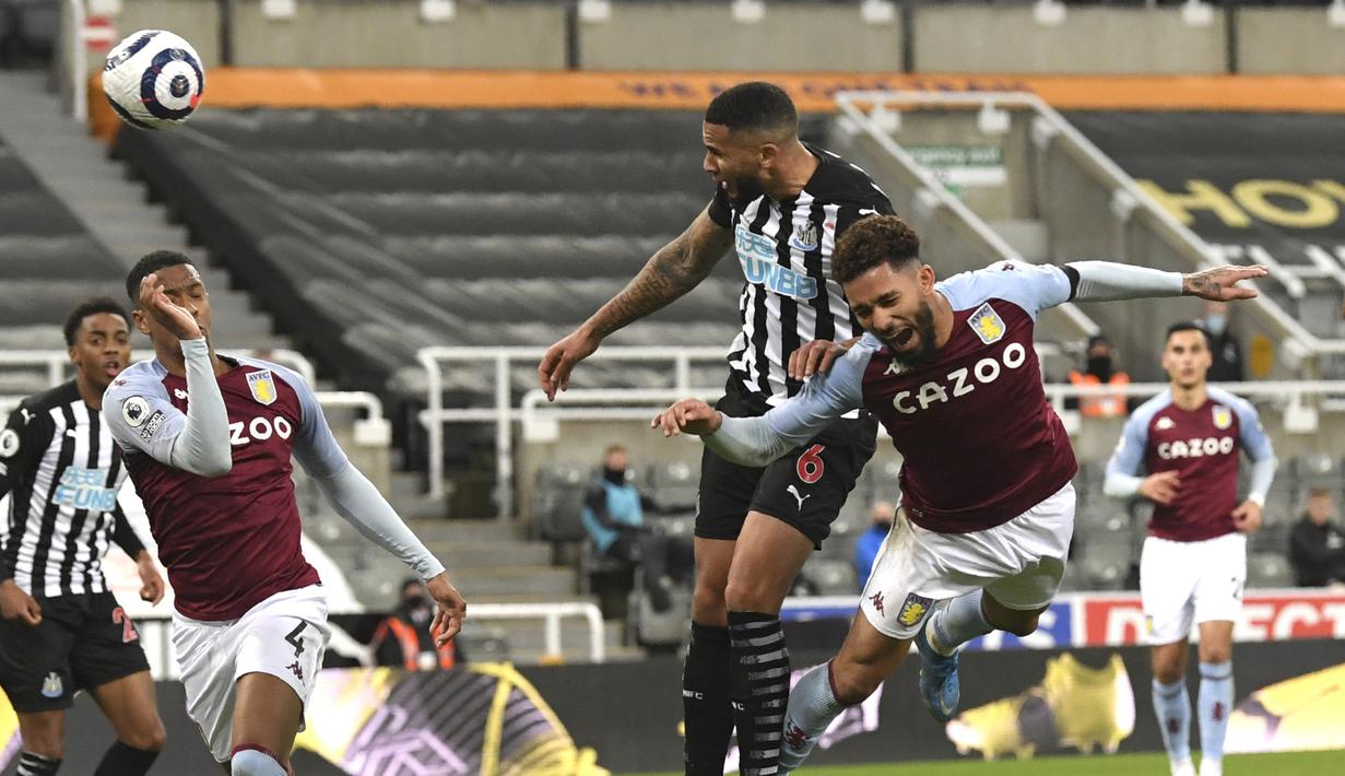 Bek Newcastle United, Jamaal Lascelles (kedua dari kanan) melepaskan sundulan yang berbuah gol penyeimbang 1-1 ke gawang Aston Villa dalam laga lanjutan Liga Inggris 2020/2021 pekan ke-28 di St. James' Park, Jumat (12/3/2021). Newcastle  bermain imbang 1-1 dengan Aston Villa. (AP/Stu Forster/Pool)