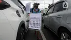 Pedagang menawarkan kalender tahun 2021 kepada pengguna jalan di perempatan Pondok Pinang, Kebayoran, Jakarta Selatan, Senin (7/12/2020). Jelang pergantian tahun, sejumlah pedangang mulai menjajakan kalender tahun 2021 dengan harga Rp 20 ribu-Rp 40 ribu tergantung ukuran. (merdeka.com/Dwi Narwoko)