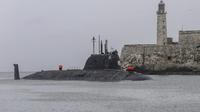 Penampakan kapal selam bertenaga nuklir Rusia,&nbsp;Kazan, di pelabuhan Havana, Kuba, Rabu (12/6/2024). (Dok. AP Photo/Ariel Ley)