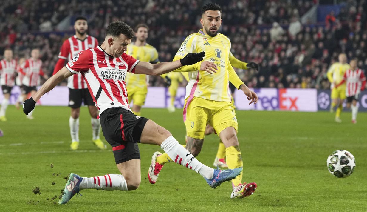 Pemain PSV, Ivan Perisic mencetak gol pertama timnya ke gawang Juventus dalam laga leg 2 babak play off Liga Champions 2024/2025 di Philips Stadion, Eindhoven, Belanda, Rabu (19/02/2025) waktu setempat. (AP Photo/Peter Dejong)