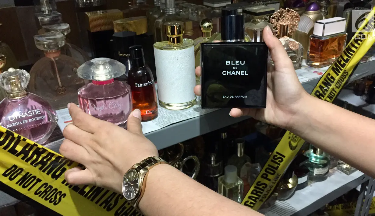 Penampakan parfum palsu dalam penggerebekan di kawasan Tamansari, Jakarta Barat, Rabu (7/2). Pabrik parfum palsu ini telah berjalan selama tiga tahun terakhir. (Liputan6.com/Immanuel Antonius)