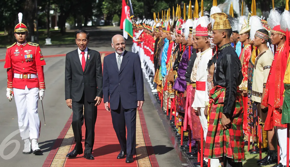 Sejumlah orang berpakaian suku-suku yang ada di Indonesia menyambut kedatangan Presiden Afganistan Mohammad Ashraf Ghani saat tiba di Istana Merdeka, Jakarta, Rabu (5/4). (Liputan6.com/Angga Yuniar)
