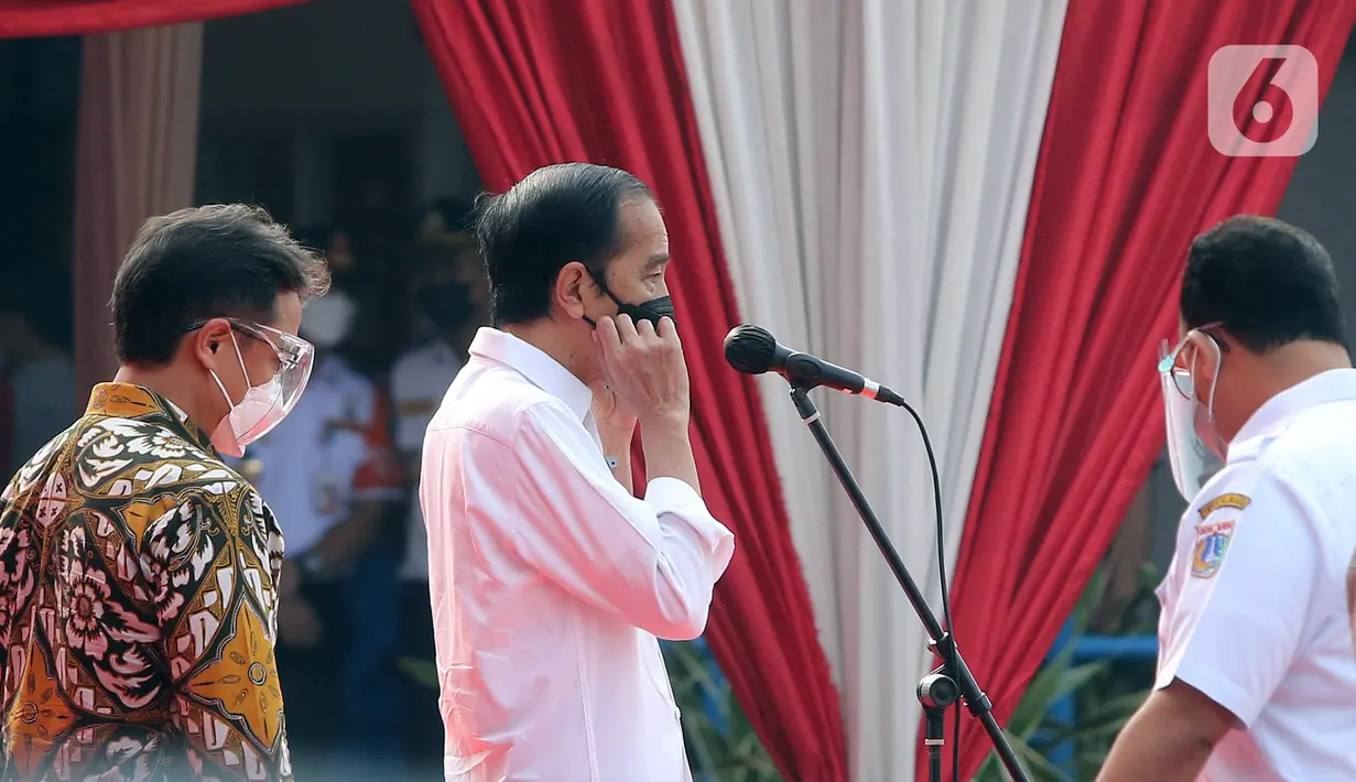 Presiden Joko Widodo atau Jokowi (tengah) didampingi Menteri Kesehatan Budi Gunadi Sadikin (kiri) dan Gubernur DKI Jakarta Anies Baswedan (kanan) meninjau vaksinasi COVID-19 massal pelaku transportasi di Terminal Kampung Rambutan, Jakarta, Kamis (10/6/2021). (Liputan6.com/Herman Zakharia)