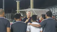 Konsultan pelatih Timnas Indonesia U-17 Frank Wormuth saat berdiskusi dengan staf pelatih Timnas U-17 usai menghadapi Barcelona Juvenil A di Stadion Ngurah Rai, Bali. (Bola.com/Alit Binawan)