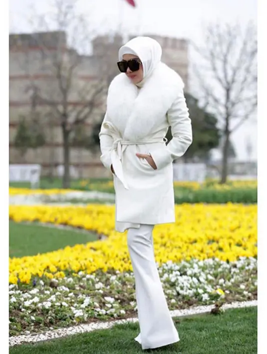 Saat tampil dalam acara Tanda Cinta bersama Princess Syahrini di Masjid Az Zikra, di Bukit Sentul, Bogor, Minggu (18/6/2017), Syahrini tampil dari biasanya. Ia tampil dengan busana muslim lengkap dengan hijab. (Instagram/princessyahrini)
