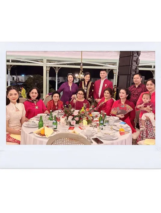 Penampilan keluarga Chef Arnold saat royal dinner Cap Go Meh di Solo ini begitu elegan nan mewah bak ningrat. Bagaimana menurutmu, Sahabat Fimela? [@tiffanysoetanto]