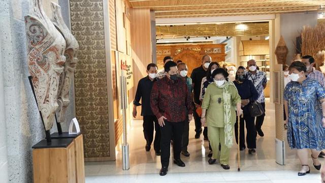 Presiden Kelima Indonesia Megawati Soekarnoputri meninjau Gedung Sarinah yang baru rampung direnovasi, Senin (13/6/2022). Kunjungan Megawati ini didampingi oleh Menteri BUMN, Erick Thohir. (Dok BUMN)