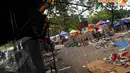 Beberapa kios terlihat sedang dibongkar oleh pemiliknya untuk dipindahkan ke tempat penampungan sementara di kawasan Kandang Rusa Monas, Jakarta, Selasa (22/4/14). (Liputan6.com/Miftahul Hayat)