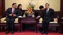 Menteri Luar Negeri China, Wang Yi menggelar pertemuan dengan Menko Kemaritiman, Luhut Pandjaitan di Wisma Negara Diaoyutai, Beijing. Rabu (24/10). Pertemuan membahas kerja sama kedua negara antara lain di bidang kelauatan. (Daisuke Suzuki/Pool via AP)