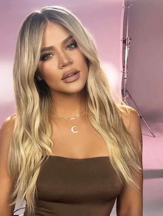 Lewat Instagram, Khloe menjawab pertanyaan fans yang bingung dengan bentuk hidung Khloe. Apakah Khloe sudah melakukan operasi plastik, atau hanya contour. (instagram/khloekardashian)