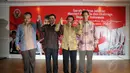 Hayono Isman, Imam Nahrawi, Roy Suryo dan Mahadi Sinambela (dari kiri ke kanan) mengangkat tangan usai upacara serah terima jabatan Menpora di Wisma Kemenpora, Jakarta, Rabu (29/10/2014). (Liputan6.com/Helmi Fithriansyah)