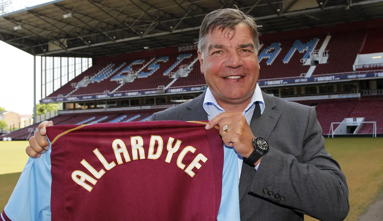 Sam Allardyce. Pelatih yang kini berusia 66 tahun ini mulai mengarsiteki West Ham pada 1 Juni 2011 saat berlaga di Championship. Musim berikutnya ia sukses membawa The Hammers promosi ke Premier League. Pada musim panas 2013 ia sukses mendatangkan Andy Carroll dari Liverpool. (Foto: AFP/Ian Kington)
