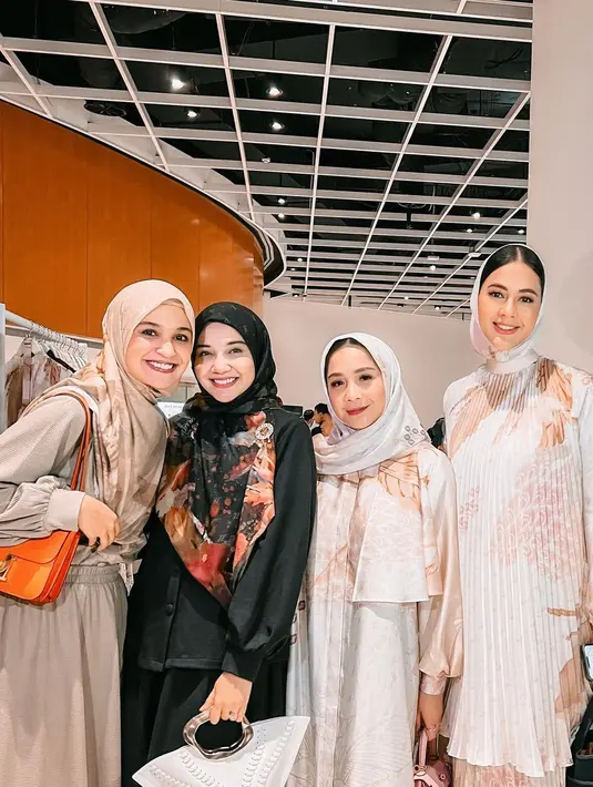 Berpose bersama Shireen Sungkar dan Zaskia Sungkar, Nagita Slavina tampil menawan berhijab. [@paula_verhoeven/@shireensungkar].