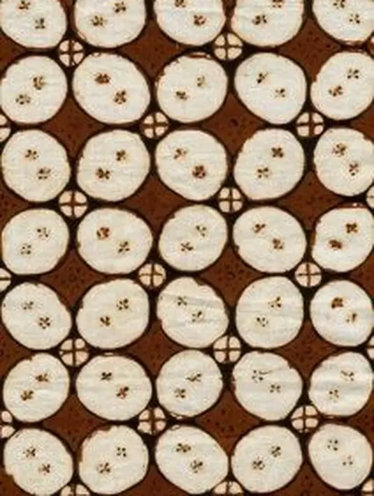 Batik Kawung dari Jawa Tengah. Inspirasi dari motif batik Kawung adalah buah kolang kaling. Bentuk buahnya yang lonjong disusun empat sisi membentuk lingkaran dalam motif batik Klawung. Coraknya sendiri sering diidentikan dengan motif uang sepuluh sen kuno dan banyak berkembang di Jawa Tengah, serta Yogyakarta.