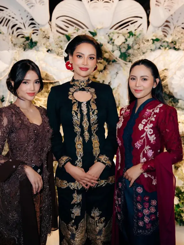 Gaya rambut Fuji An saat Tedak Siten Putra Erika Carlina. [@fuji_an]