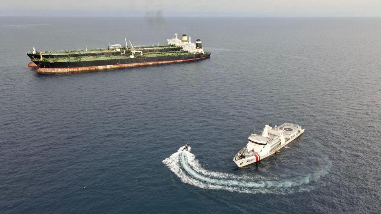 Bakamla RI sita kapal super tanker MT Arman 114 berbendera Iran di perairan Indonesia (Bakamla RI / Indonesia Coast Guard)
