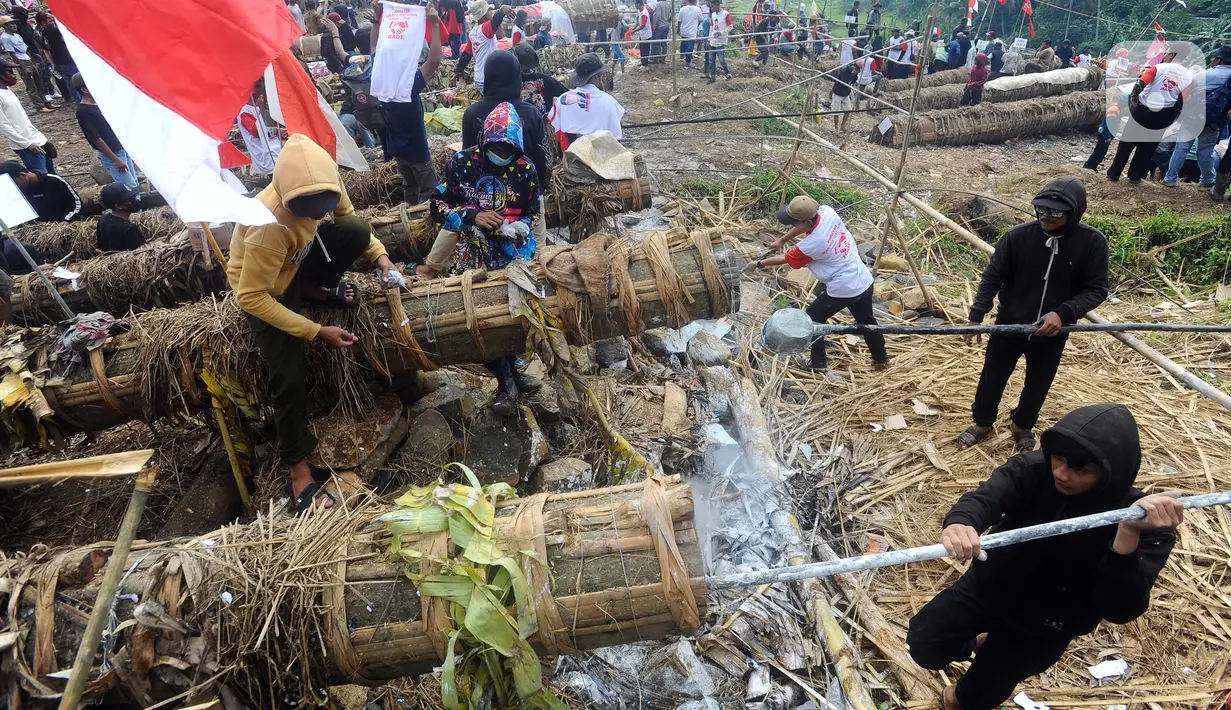 Festival yang dilaksanakan empat tahun sekali ini menampilkan puluhan meriam antar dua desa. (merdeka.com/Arie Basuki)