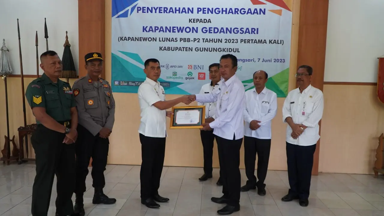 Bupati beri penghargaan ke Penewu Gedangsari lunas PBB